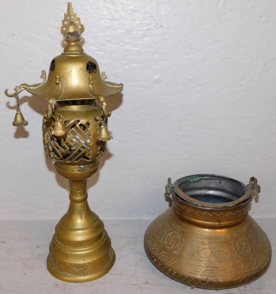 Antique Brass Pagoda Shaped Candle Lantern & Bucket: Antique Brass Pagoda Shaped Candle Lantern & Bucket . 14 1/4" H 4" Dia. ALL DESCRIPTIONS AND ANY CONDITION STATEMENT GIVEN BY LANGSTON AUCTION GALLERY ARE STRICTLY OPINIONS AND LANGSTON'S SHALL HAVE N