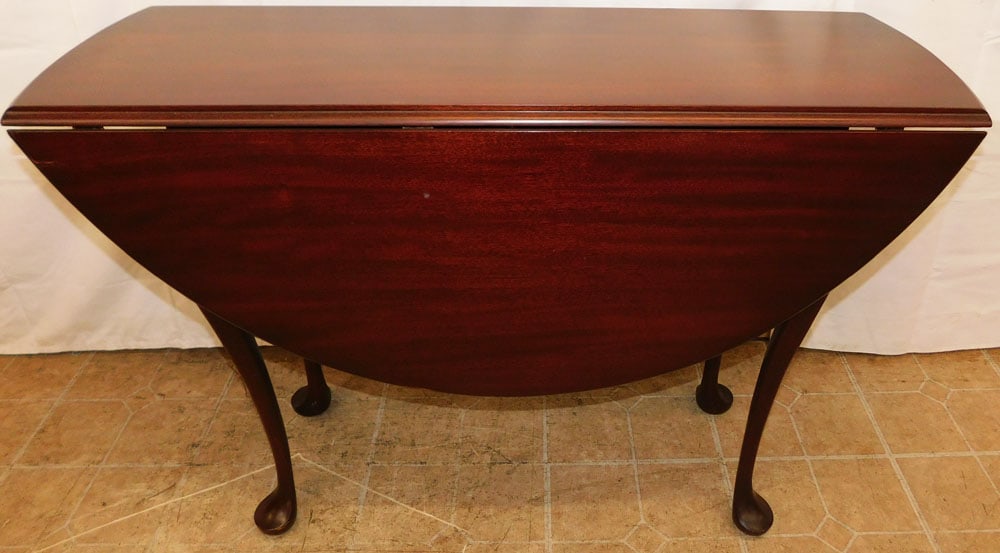 Mahogany Queen Anne Style Drop Leaf Table: Mahogany Queen Anne Style Drop Leaf Table . 29 1/2" H 42" W 15" D ALL DESCRIPTIONS AND ANY CONDITION STATEMENT GIVEN BY LANGSTON AUCTION GALLERY ARE STRICTLY OPINIONS AND LANGSTON'S SHALL HAVE NO