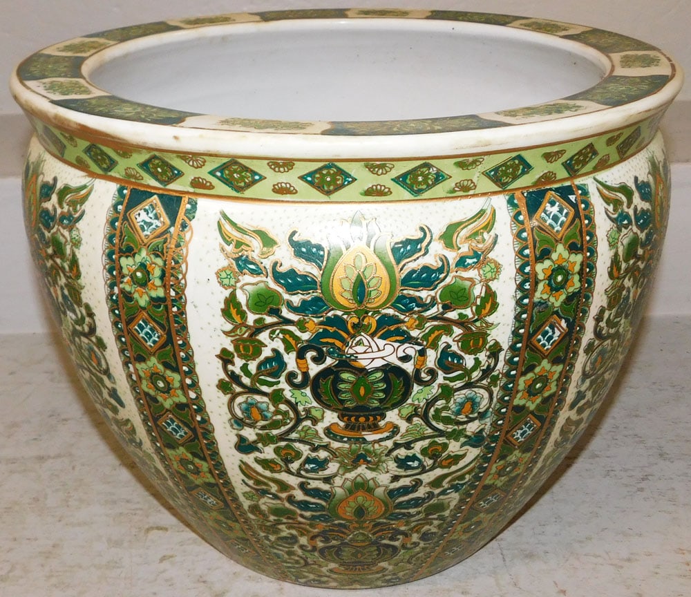 Oriental Porcelain Jardiniere: Oriental Porcelain Jardiniere . 11 1/2" H 14 1/2" Dia. ALL DESCRIPTIONS AND ANY CONDITION STATEMENT GIVEN BY LANGSTON AUCTION GALLERY ARE STRICTLY OPINIONS AND LANGSTON'S SHALL HAVE NO RESPONSIBILITY 