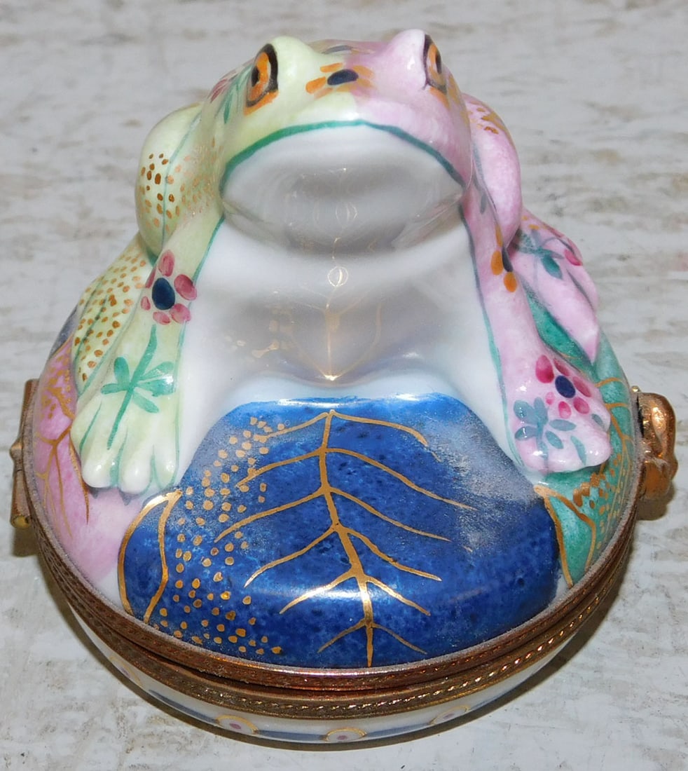 Limoges Painted Porcelain Tobacco Leaf & Frog Decorated Battersea Box: Limoges Painted Porcelain Tobacco Leaf & Frog Decorated Battersea Box. 2 3/4" Dia. ALL DESCRIPTIONS AND ANY CONDITION STATEMENT GIVEN BY LANGSTON AUCTION GALLERY ARE STRICTLY OPINIONS AND LANGSTON'S