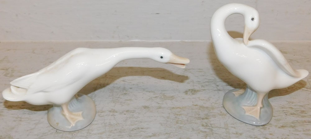 Two Lladro Porcelain Swan Figurines (1 of 7)