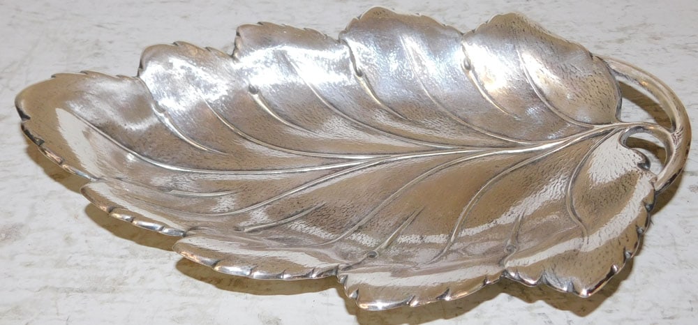 Sterling Leaf Bowl, 8.68 ozt.: Sterling Leaf Bowl, 8.68 ozt.. 10 1/4" x 6 3/4" ALL DESCRIPTIONS AND ANY CONDITION STATEMENT GIVEN BY LANGSTON AUCTION GALLERY ARE STRICTLY OPINIONS AND LANGSTON'S SHALL HAVE NO RESPONSIBILITY FOR