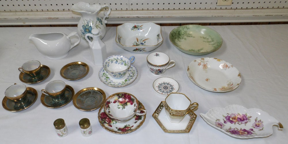 Lot of Painted Porcelain Items (1 of 8)