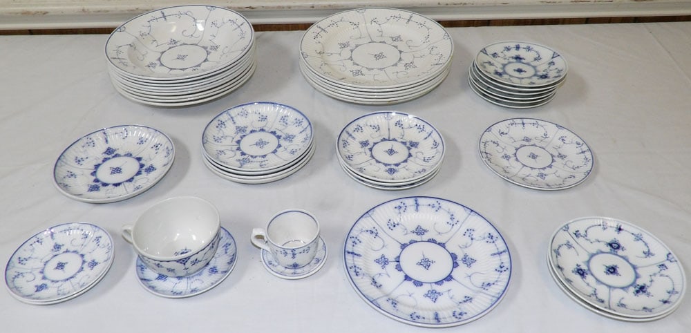 Lot of Blue & White Porcelain Items (1 of 5)
