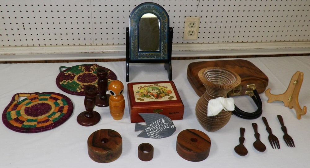 Lot of Wooden Items (1 of 4)