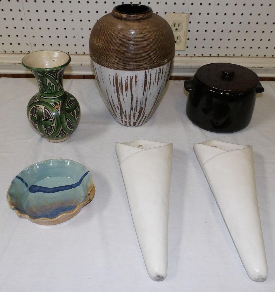 Lot of Pottery Items: Lot of Pottery Items . Up to 14 1/2" W "ALL DESCRIPTIONS AND ANY CONDITION STATEMENT GIVEN BY LANGSTON AUCTION GALLERY ARE STRICTLY OPINIONS AND LANGSTON'S SHALL HAVE NO RESPONSIBILITY FOR ERRORS OR O