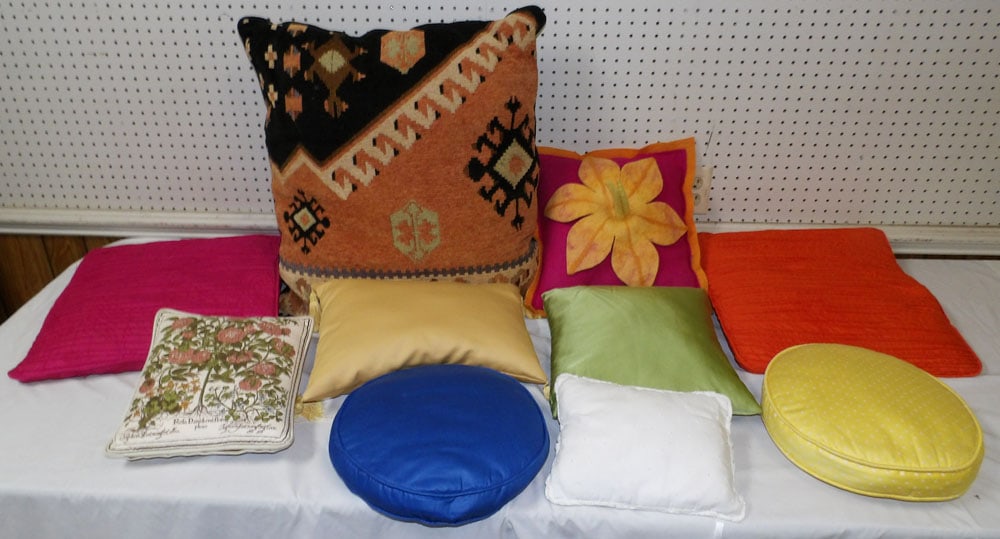 Lot of Pillows (1 of 4)