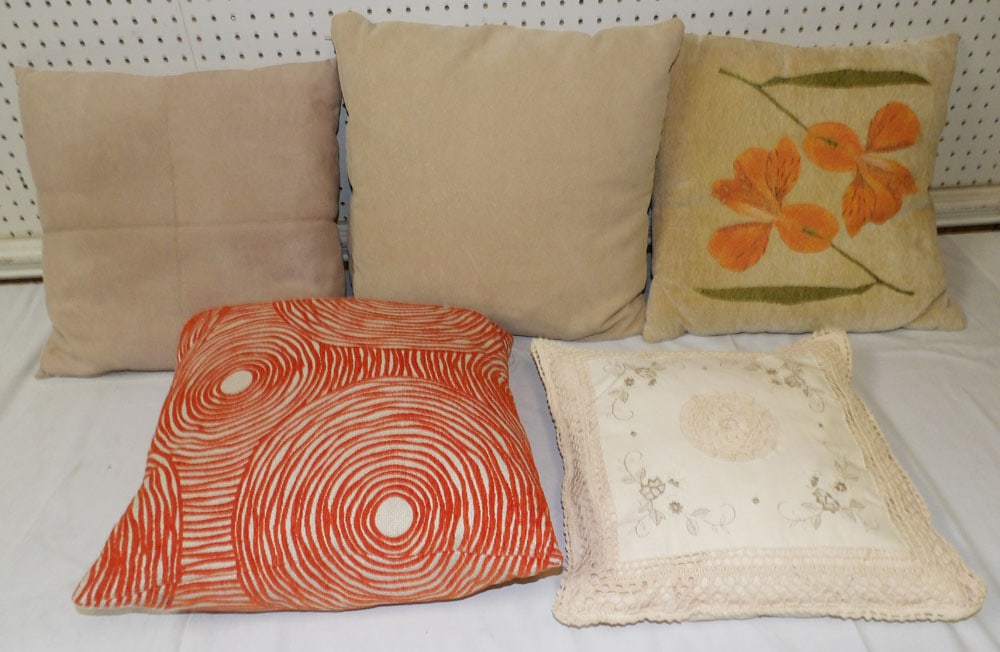 Lot of Pillows (1 of 3)