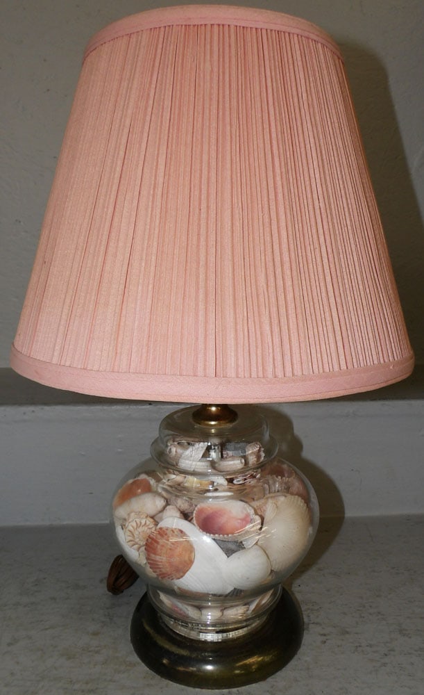 Glass Vase & Seashell Lamp: Glass Vase & Seashell Lamp. 18 1/4" H 12 1/4" Dia. "ALL DESCRIPTIONS AND ANY CONDITION STATEMENT GIVEN BY LANGSTON AUCTION GALLERY ARE STRICTLY OPINIONS AND LANGSTON'S SHALL HAVE NO RESPONSIBILITY