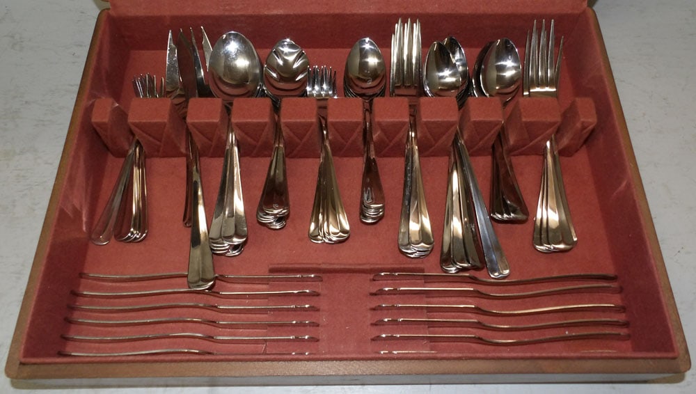 Stainless Steel Flatware Set in Walnut Box: Stainless Steel Flatware Set in Walnut Box . Box: 3 1/2" H 16" W 11 1/2" D "ALL DESCRIPTIONS AND ANY CONDITION STATEMENT GIVEN BY LANGSTON AUCTION GALLERY ARE STRICTLY OPINIONS AND LANGSTON'S SHALL