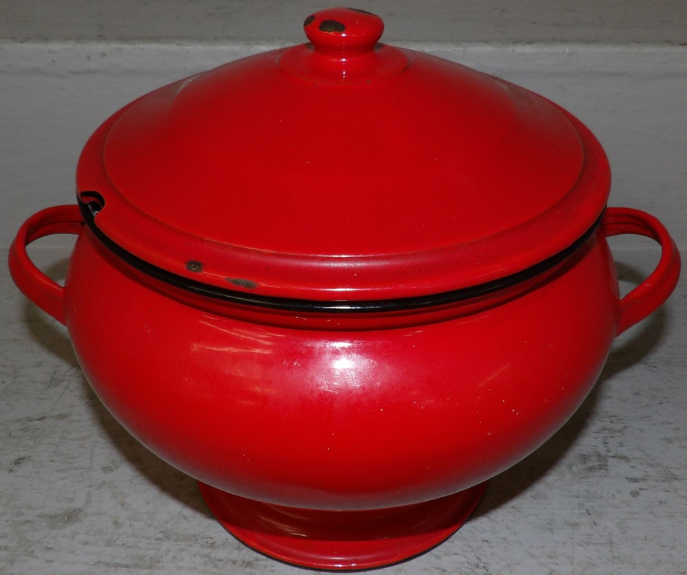 Vintage Enamel Covered Tureen: Vintage Enamel Covered Tureen. 8 3/4" H 10 1/2" W "ALL DESCRIPTIONS AND ANY CONDITION STATEMENT GIVEN BY LANGSTON AUCTION GALLERY ARE STRICTLY OPINIONS AND LANGSTON'S SHALL HAVE NO RESPONSIBILITY FOR