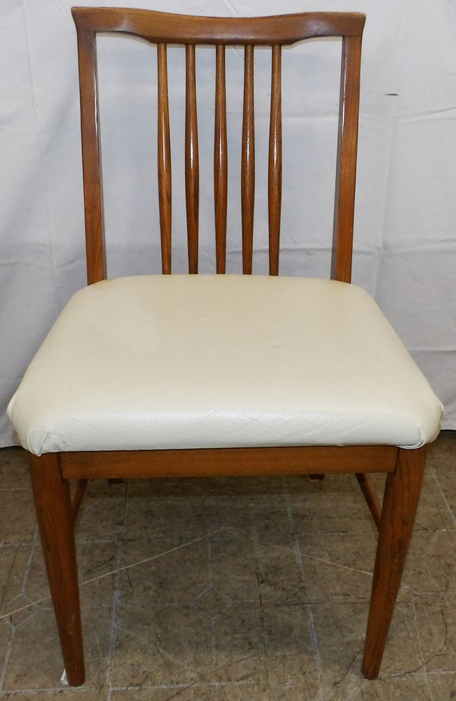 Mid Century Modern Oak Side Chair: Mid Century Modern Oak Side Chair . 33" H 20" W 19" D "ALL DESCRIPTIONS AND ANY CONDITION STATEMENT GIVEN BY LANGSTON AUCTION GALLERY ARE STRICTLY OPINIONS AND LANGSTON'S SHALL HAVE NO RESPONSIBILITY