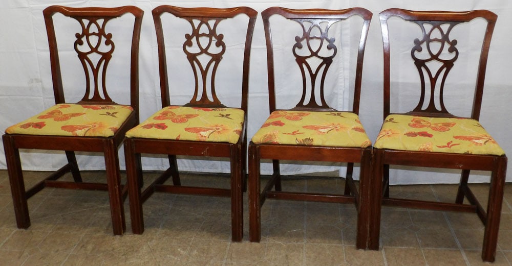 Set of Four Mahogany Dining Chairs: Set of Four Mahogany Dining Chairs . 35" H 18 1/2" W 19" D "ALL DESCRIPTIONS AND ANY CONDITION STATEMENT GIVEN BY LANGSTON AUCTION GALLERY ARE STRICTLY OPINIONS AND LANGSTON'S SHALL HAVE NO