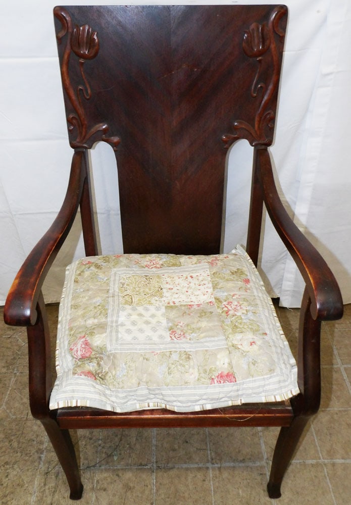 Antique Mahogany Arm Chair: Antique Mahogany Arm Chair . 39 3/4" H 22" W 22 1/2" D "ALL DESCRIPTIONS AND ANY CONDITION STATEMENT GIVEN BY LANGSTON AUCTION GALLERY ARE STRICTLY OPINIONS AND LANGSTON'S SHALL HAVE NO