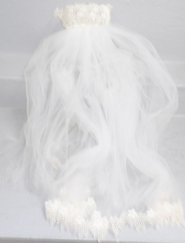 Vintage Wedding Veil: Vintage Wedding Veil . 40" L "ALL DESCRIPTIONS AND ANY CONDITION STATEMENT GIVEN BY LANGSTON AUCTION GALLERY ARE STRICTLY OPINIONS AND LANGSTON'S SHALL HAVE NO RESPONSIBILITY FOR ERRORS OR OMISSIONS.