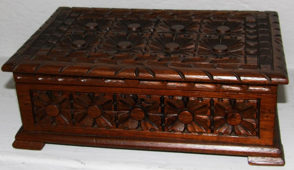 Ornate Floral Carved Oak Italian Keepsake Box: Ornate Floral Carved Oak Italian Keepsake Box. 3 1/2" H 10 1/2" W 7" D "ALL DESCRIPTIONS AND ANY CONDITION STATEMENT GIVEN BY LANGSTON AUCTION GALLERY ARE STRICTLY OPINIONS AND LANGSTON'S SHALL HAVE