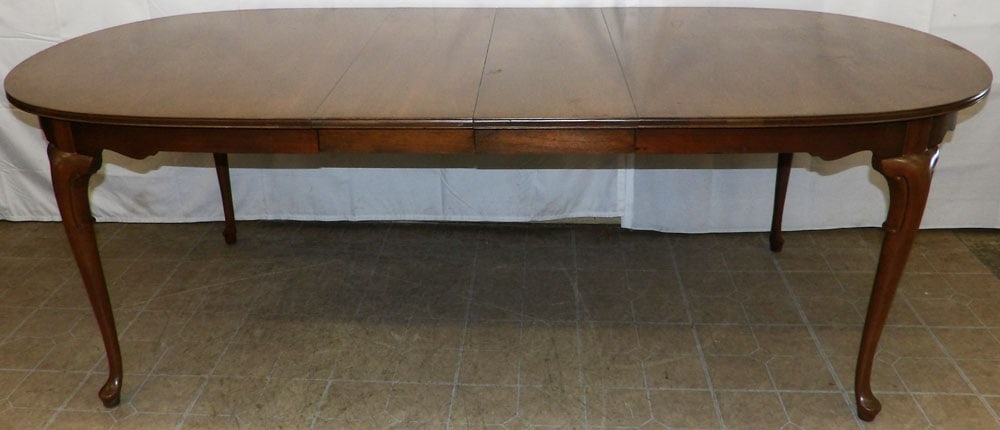 Mahogany Queen Anne Style Dining Table with Two Leaves by Hickory Chair: Mahogany Queen Anne Style Dining Table with Two Leaves by Hickory Chair . 29 1/4" H 88" W 42" D "ALL DESCRIPTIONS AND ANY CONDITION STATEMENT GIVEN BY LANGSTON AUCTION GALLERY ARE STRICTLY OPINIONS AN