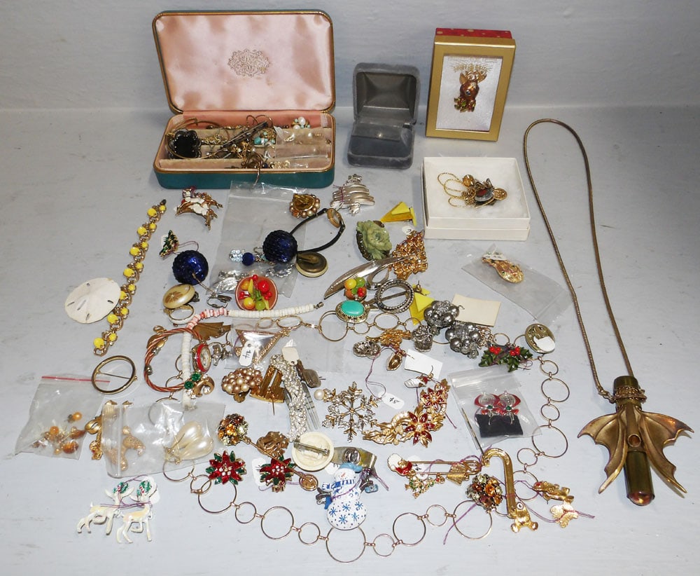 Lot of Costume Jewelry (1 of 4)