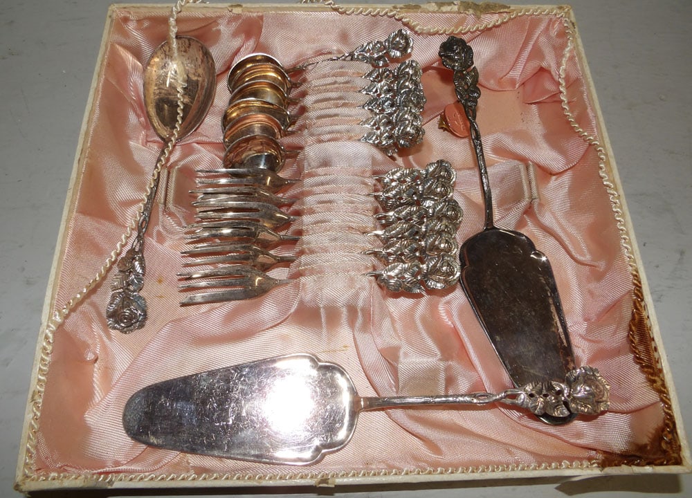 Fifteen Pieces of Silverplated Christoph Widmann Hildesheimer Rose Pastry Flatware (1 of 1)