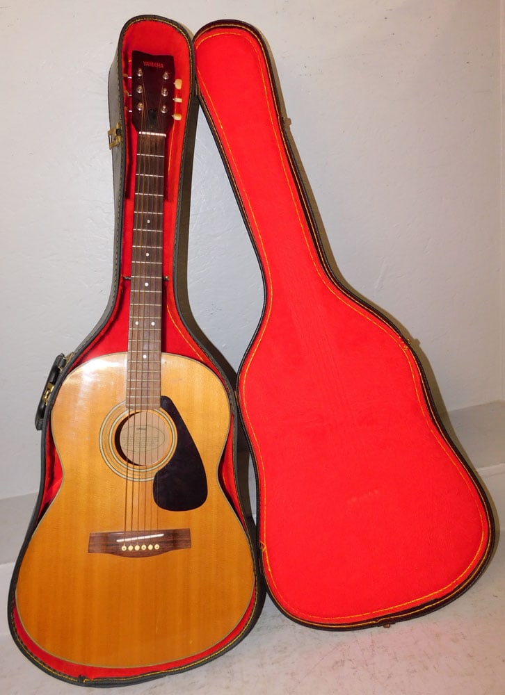Yamaha Guitar in Case (1 of 4)