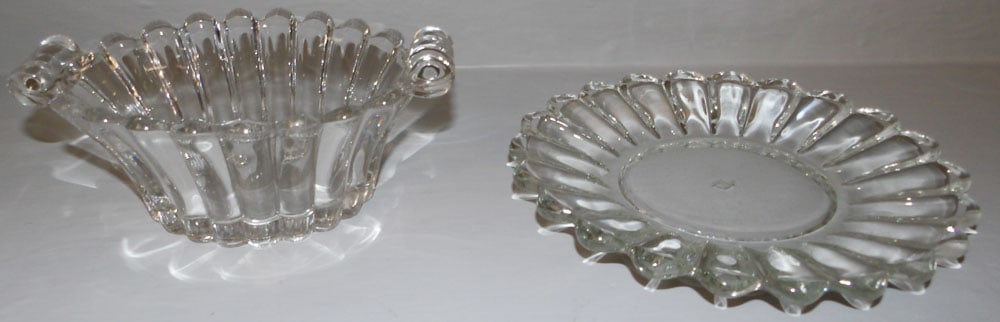Heisey Glass Sauce Boat & Underplate: Heisey Glass Sauce Boat & Underplate . 3 1/4" H 7 3/4" W 6 3/4" D ALL DESCRIPTIONS AND ANY CONDITION STATEMENT GIVEN BY LANGSTON AUCTION GALLERY ARE STRICTLY OPINIONS AND LANGSTON'S SHALL HAVE NO
