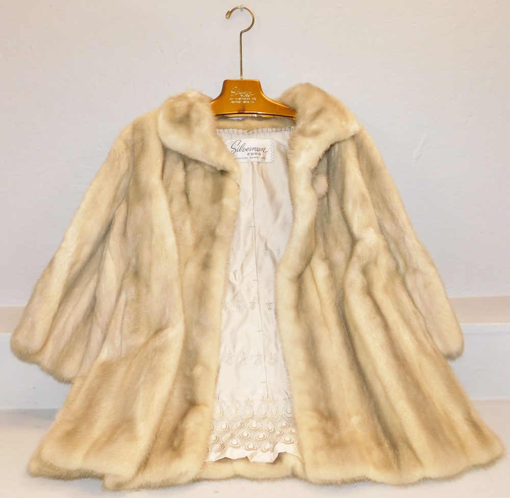 Vintage Fur Coat: Vintage Fur Coat . 32" L 22" W ALL DESCRIPTIONS AND ANY CONDITION STATEMENT GIVEN BY LANGSTON AUCTION GALLERY ARE STRICTLY OPINIONS AND LANGSTON'S SHALL HAVE NO RESPONSIBILITY FOR ERRORS OR