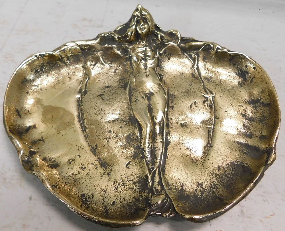Antique Cast Brass Art Nouveau Dresser Tray: Antique Cast Brass Art Nouveau Dresser Tray . 8 1/2" W 7 1/4" D ALL DESCRIPTIONS AND ANY CONDITION STATEMENT GIVEN BY LANGSTON AUCTION GALLERY ARE STRICTLY OPINIONS AND LANGSTON'S SHALL HAVE NO RESPON