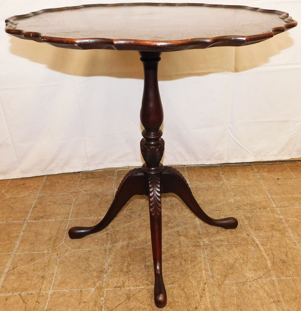 Antique Mahogany Pie Crust Top Tea Table: Antique Mahogany Pie Crust Top Tea Table. 27 1/2" H 25 3/4" Dia. ALL DESCRIPTIONS AND ANY CONDITION STATEMENT GIVEN BY LANGSTON AUCTION GALLERY ARE STRICTLY OPINIONS AND LANGSTON'S SHALL HAVE NO RESPO