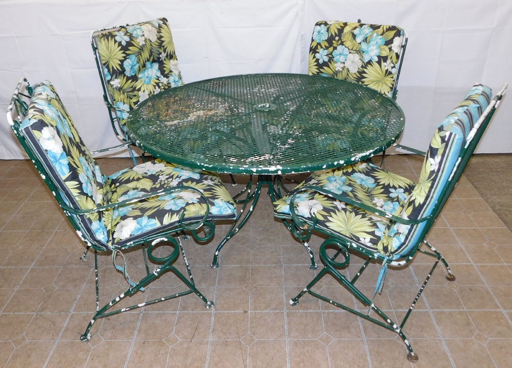 Five Piece Painted Wrought Iron Patio Set: Five Piece Painted Wrought Iron Patio Set . 30 3/4" H 48" Dia. ALL DESCRIPTIONS AND ANY CONDITION STATEMENT GIVEN BY LANGSTON AUCTION GALLERY ARE STRICTLY OPINIONS AND LANGSTON'S SHALL HAVE NO RESPONS