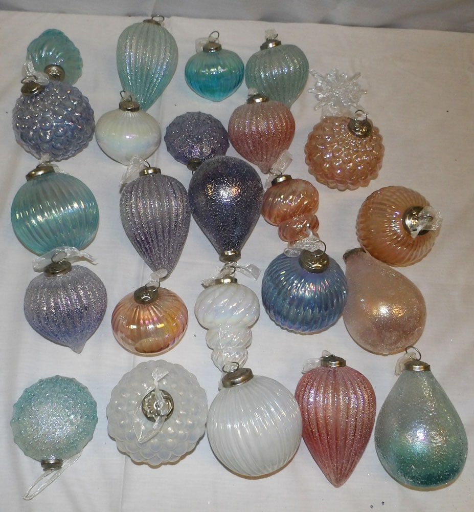 Lot of Art Glass Ornaments: Lot of Art Glass Ornaments . Up to 5" H "ALL DESCRIPTIONS AND ANY CONDITION STATEMENT GIVEN BY LANGSTON AUCTION GALLERY ARE STRICTLY OPINIONS AND LANGSTON'S SHALL HAVE NO RESPONSIBILITY FOR ERRORS OR 