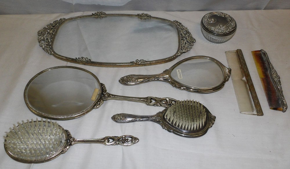 Lot of Silverplated Dresser Items (1 of 4)
