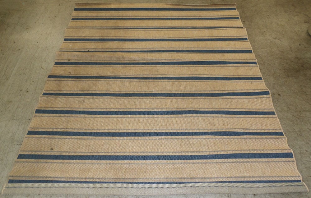 7' 11" x 9' 7" Machine Made Rug: 7' 11" x 9' 7" Machine Made Rug. "ALL DESCRIPTIONS AND ANY CONDITION STATEMENT GIVEN BY LANGSTON AUCTION GALLERY ARE STRICTLY OPINIONS AND LANGSTON'S SHALL HAVE NO RESPONSIBILITY FOR ERRORS OR OMISSIO
