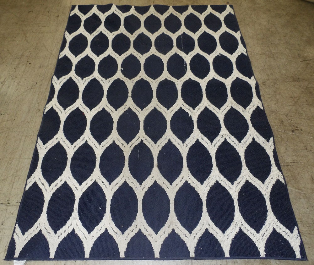 5' x 7' 2" Machine Made Rug: 5' x 7' 2" Machine Made Rug. "ALL DESCRIPTIONS AND ANY CONDITION STATEMENT GIVEN BY LANGSTON AUCTION GALLERY ARE STRICTLY OPINIONS AND LANGSTON'S SHALL HAVE NO RESPONSIBILITY FOR ERRORS OR OMISSIONS. 