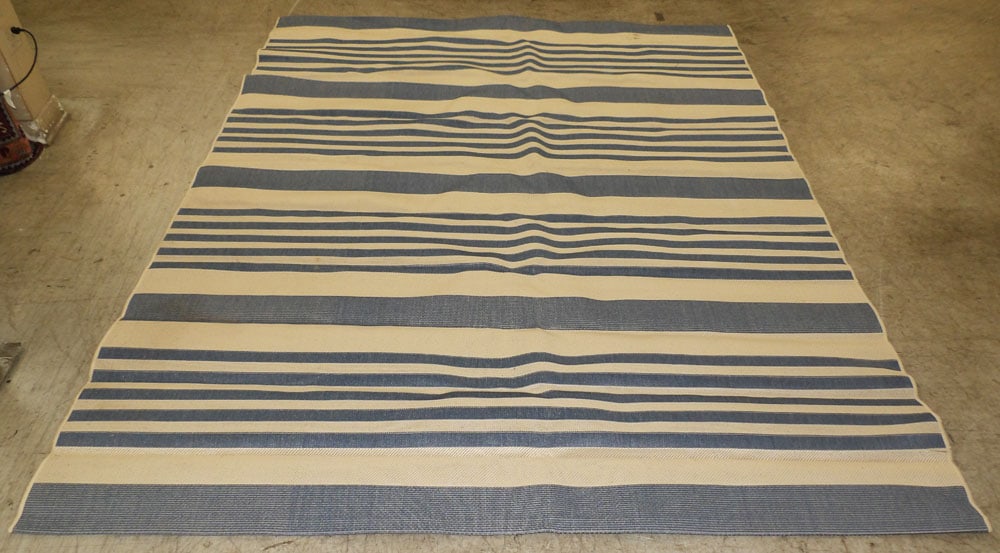 9' 1" x 11' 4" Machine Made Rug: 9' 1" x 11' 4" Machine Made Rug. Up to 97" U 97" M "ALL DESCRIPTIONS AND ANY CONDITION STATEMENT GIVEN BY LANGSTON AUCTION GALLERY ARE STRICTLY OPINIONS AND LANGSTON'S SHALL HAVE NO RESPONSIBILITY FOR