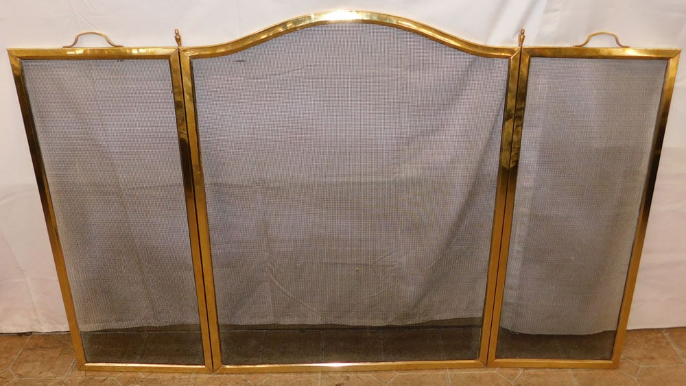 Brass & Wire Mesh Folding Fire Screen: Brass & Wire Mesh Folding Fire Screen . 32 1/2" H 26 1/4" W "ALL DESCRIPTIONS AND ANY CONDITION STATEMENT GIVEN BY LANGSTON AUCTION GALLERY ARE STRICTLY OPINIONS AND LANGSTON'S SHALL HAVE NO