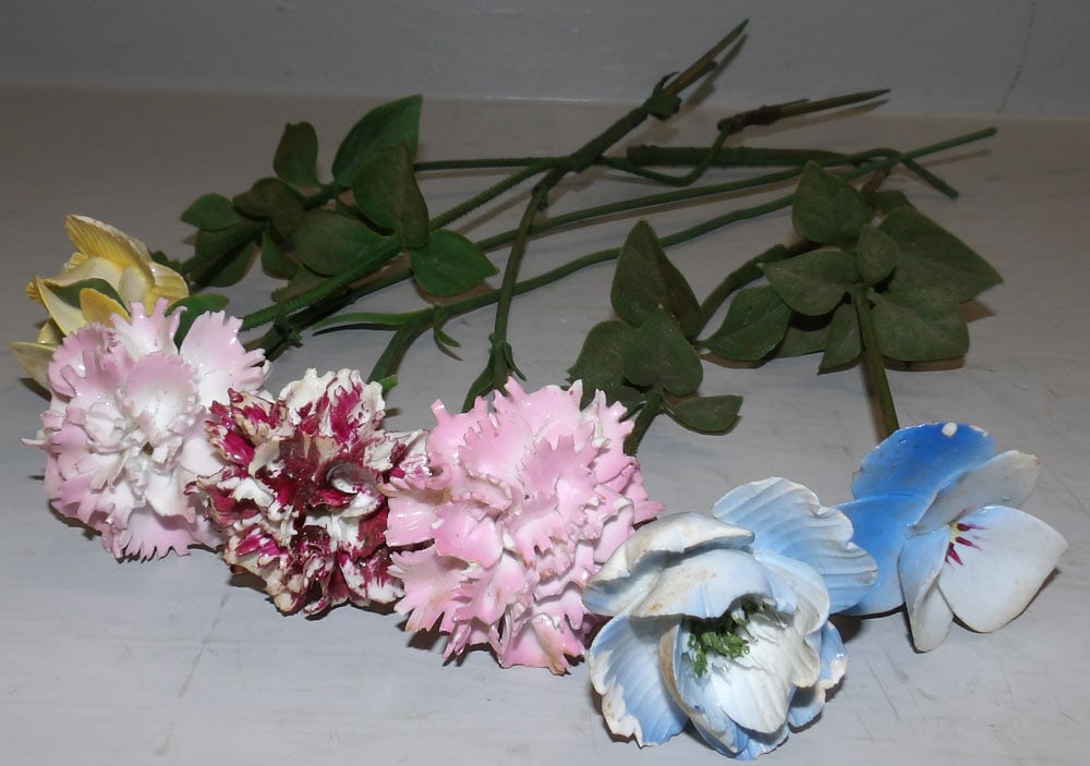 Lot of Porcelain Flowers: Lot of Porcelain Flowers . Up to 14" L "ALL DESCRIPTIONS AND ANY CONDITION STATEMENT GIVEN BY LANGSTON AUCTION GALLERY ARE STRICTLY OPINIONS AND LANGSTON'S SHALL HAVE NO RESPONSIBILITY FOR ERRORS OR