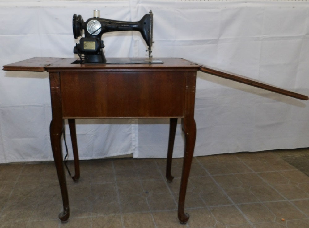 Singer Sewing Machine in Walnut Queen Anne Style Cabinet (1 of 8)