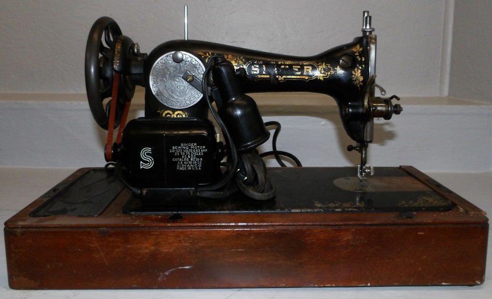 Antique Singer Sewing Machine in Walnut Case (1 of 12)