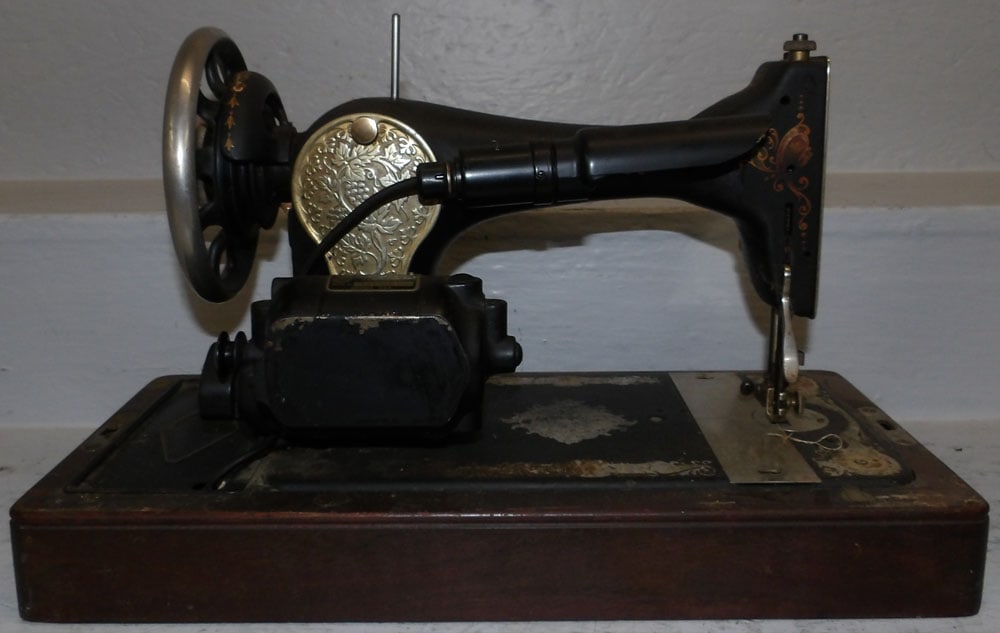 Singer Sewing Machine in Walnut Box (1 of 9)