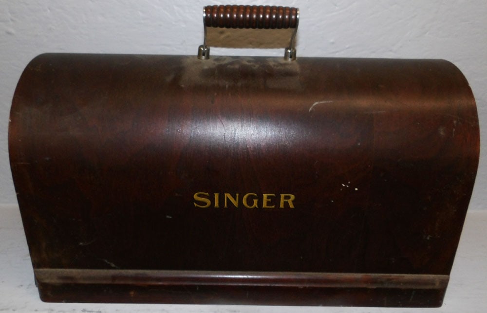 Singer Sewing Machine in Walnut Box - 2