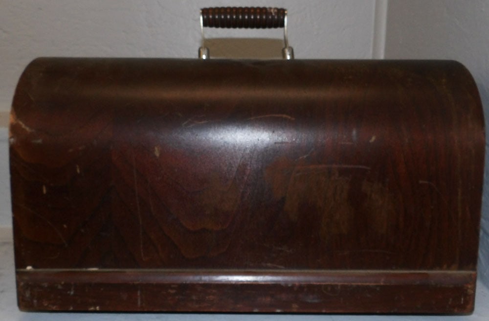 Singer Sewing Machine in Walnut Box - 4