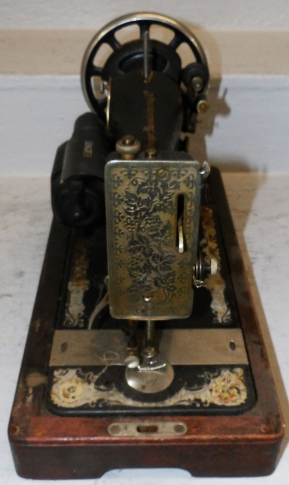 Singer Sewing Machine in Walnut Box - 6