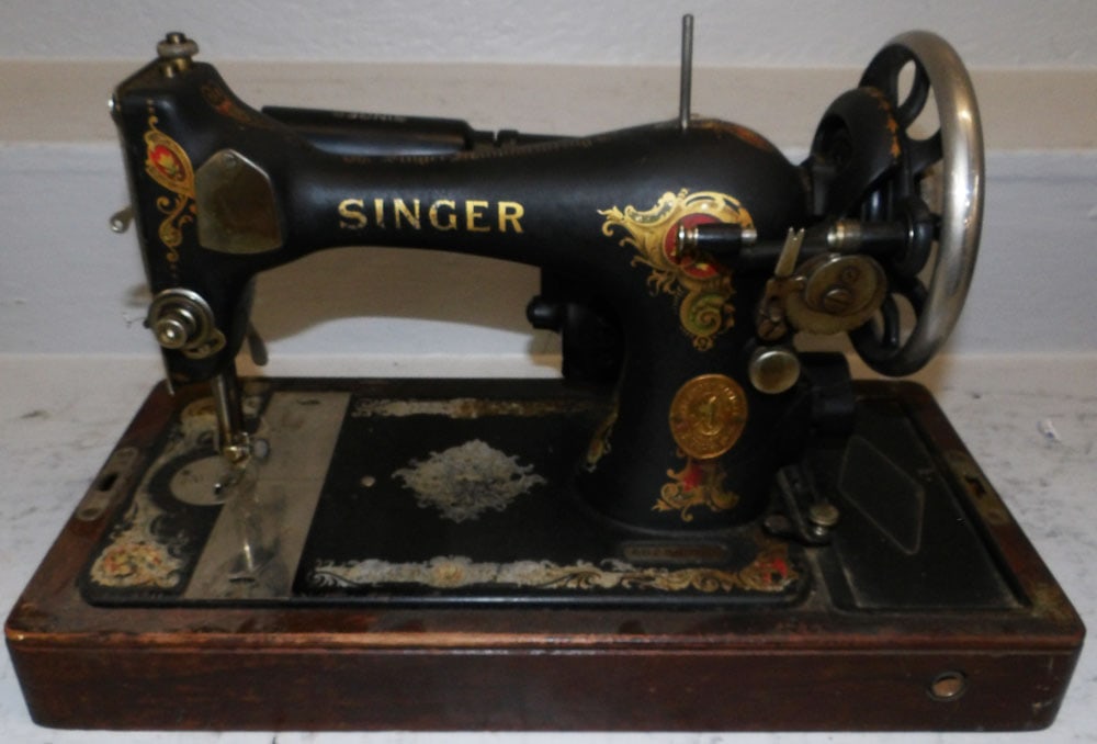 Singer Sewing Machine in Walnut Box - 7