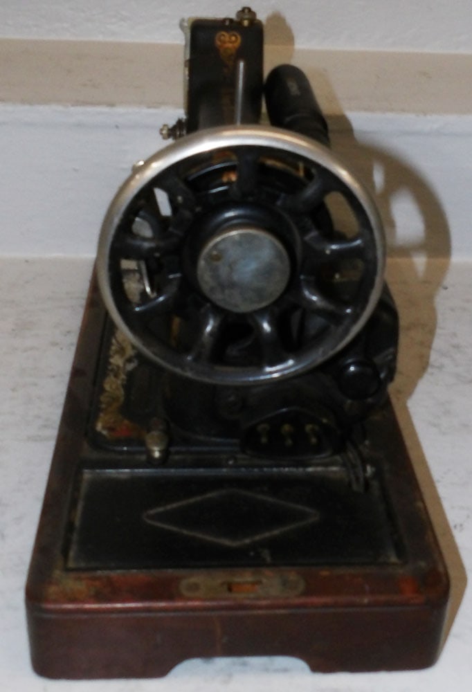 Singer Sewing Machine in Walnut Box - 8