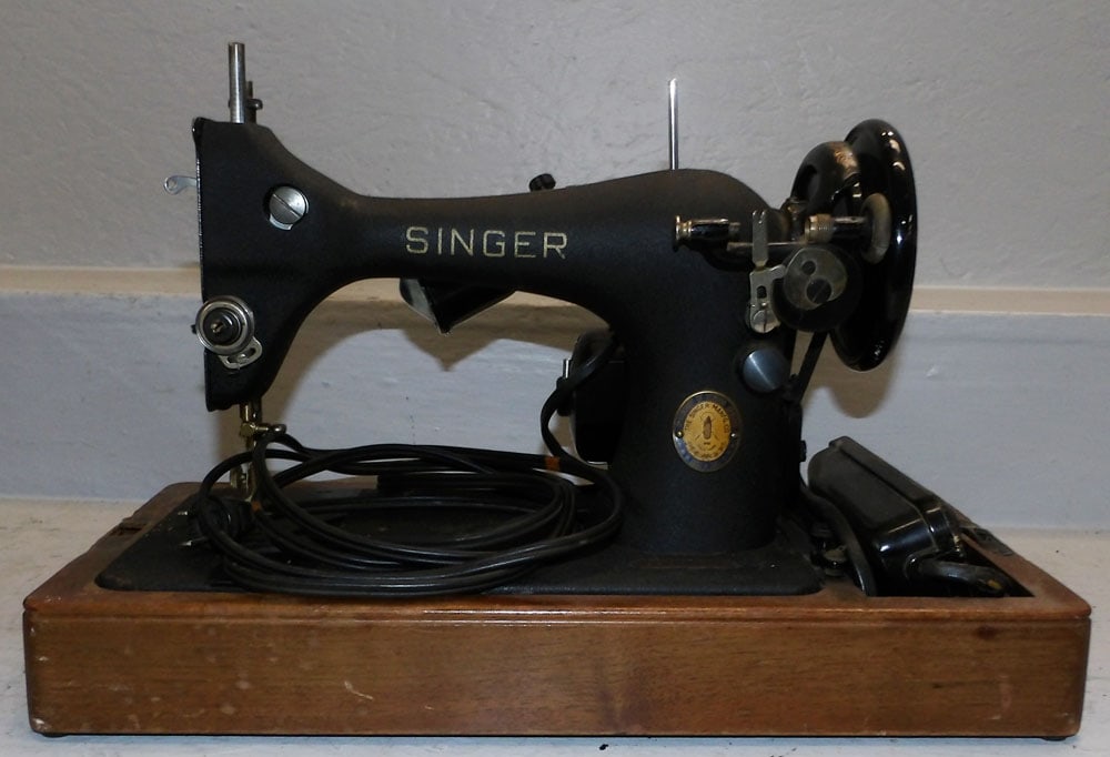 Antique Singer Sewing Machine in Walnut Case (1 of 8)