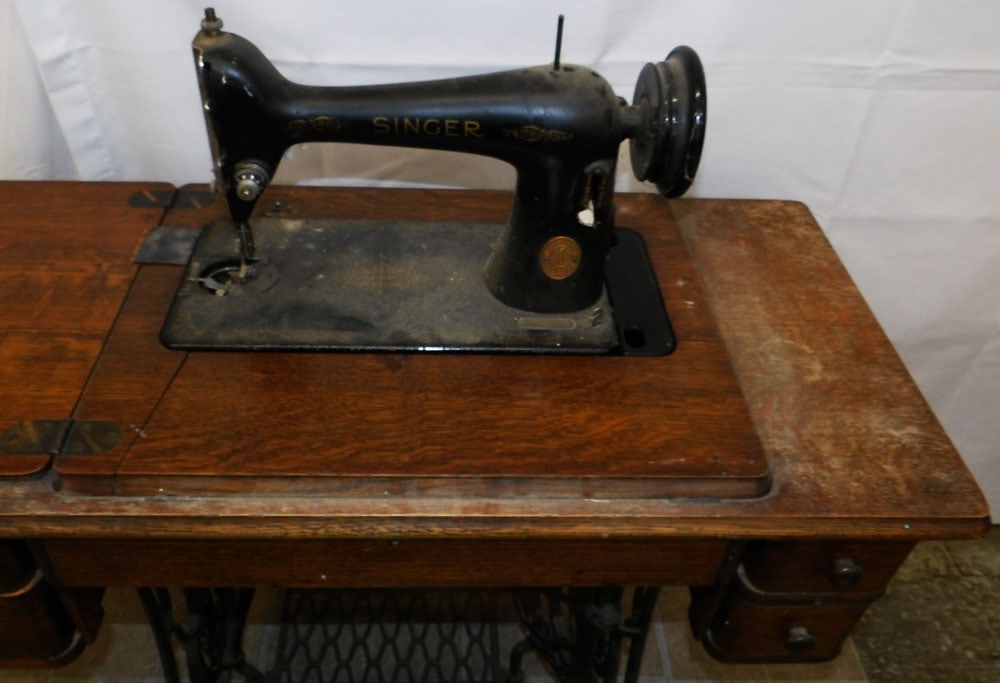 Antique Oak Singer Sewing Machine - 2
