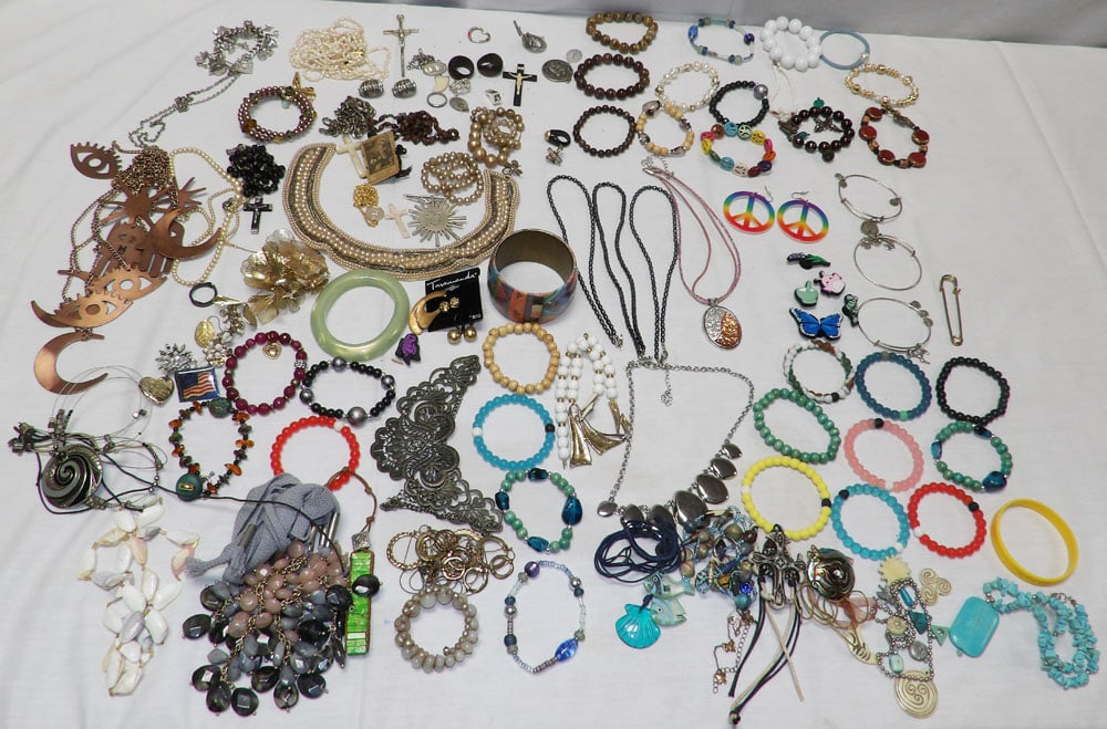 Lot of Costume Jewelry: Lot of Costume Jewelry. "ALL DESCRIPTIONS AND ANY CONDITION STATEMENT GIVEN BY LANGSTON AUCTION GALLERY ARE STRICTLY OPINIONS AND LANGSTON'S SHALL HAVE NO RESPONSIBILITY FOR ERRORS OR OMISSIONS. THE