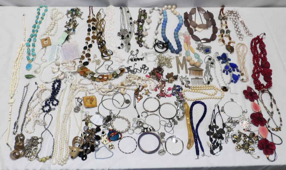 Lot of Costume Jewelry: Lot of Costume Jewelry. "ALL DESCRIPTIONS AND ANY CONDITION STATEMENT GIVEN BY LANGSTON AUCTION GALLERY ARE STRICTLY OPINIONS AND LANGSTON'S SHALL HAVE NO RESPONSIBILITY FOR ERRORS OR OMISSIONS. THE