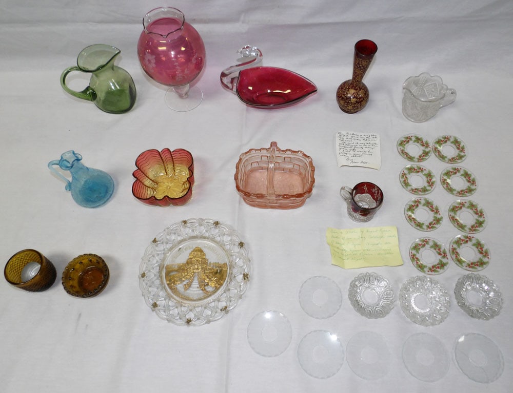 Lot of Colored Glass Items: Lot of Colored Glass Items . Up to 7 1/2" H 5" W ALL DESCRIPTIONS AND ANY CONDITION STATEMENT GIVEN BY LANGSTON AUCTION GALLERY ARE STRICTLY OPINIONS AND LANGSTON'S SHALL HAVE NO RESPONSIBILITY FOR ER
