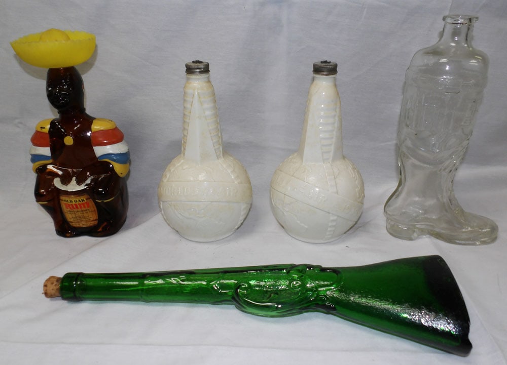 Lot of Glass Decanters: Lot of Glass Decanters . Up to 16 1/2" H 4" W ALL DESCRIPTIONS AND ANY CONDITION STATEMENT GIVEN BY LANGSTON AUCTION GALLERY ARE STRICTLY OPINIONS AND LANGSTON'S SHALL HAVE NO RESPONSIBILITY FOR ERROR